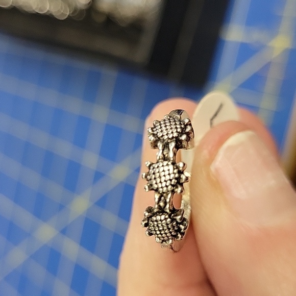 Sunflower Silver Tone Ring Size 5 - Picture 1 of 3